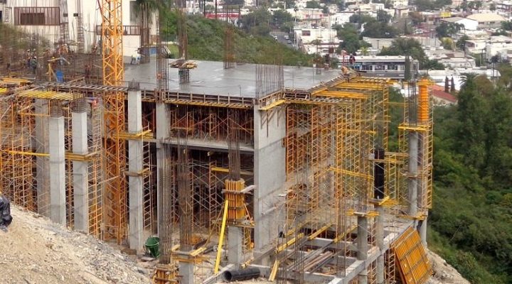 Levantan primeras losas de complejo habitacional en Cumbres